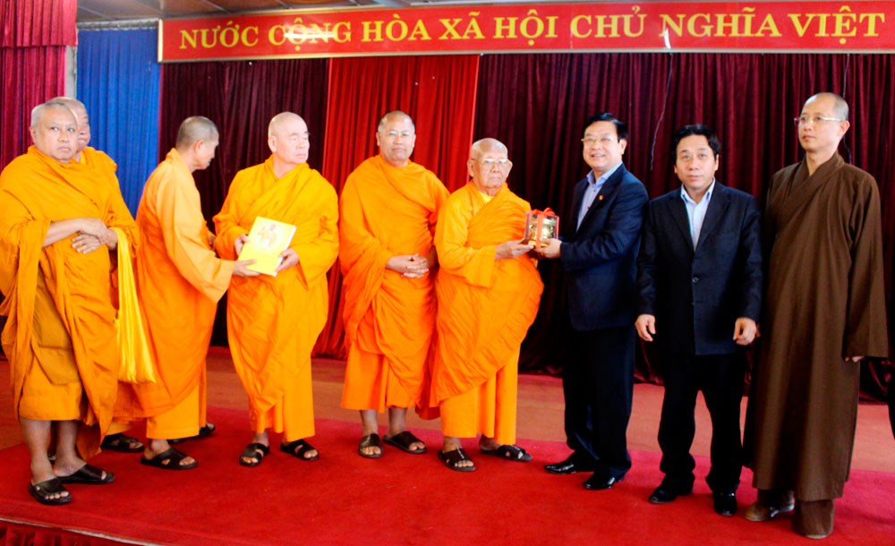 Hòa thượng trụ trì chùa Việt Nam tại Thái Lan và Giáo hội Phật giáo Thái Lan thăm Đền Hùng